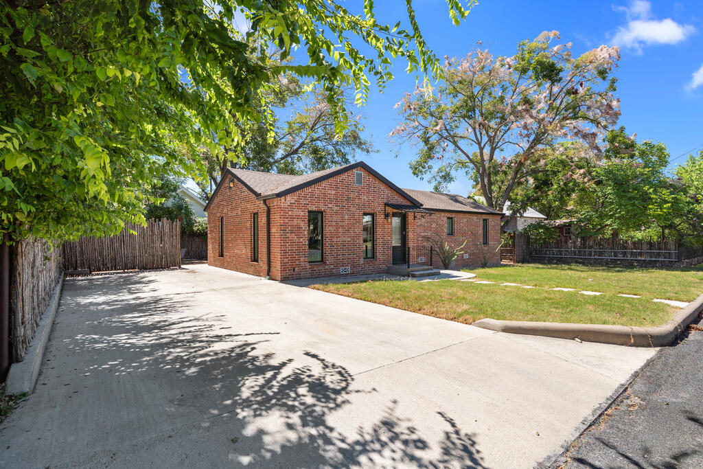 The Alcove, a short-term rental at 109 S Bowie in Fredericksburg photo 2
