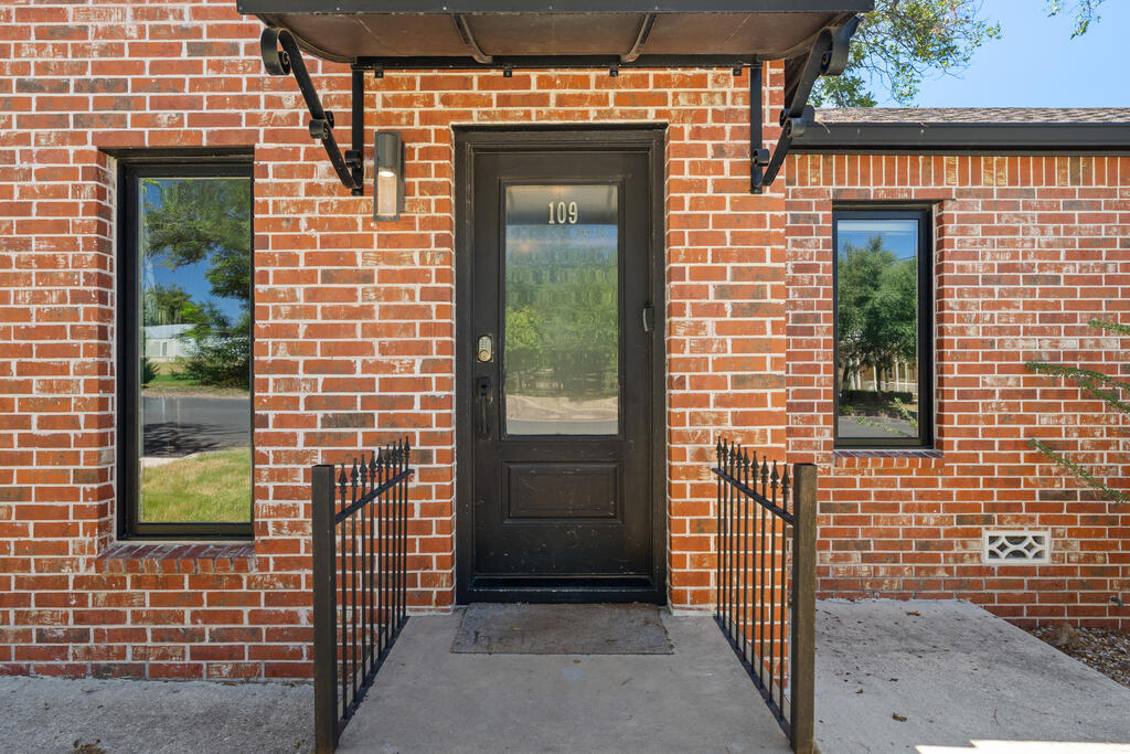 The Alcove, a short-term rental at 109 S Bowie in Fredericksburg photo 3