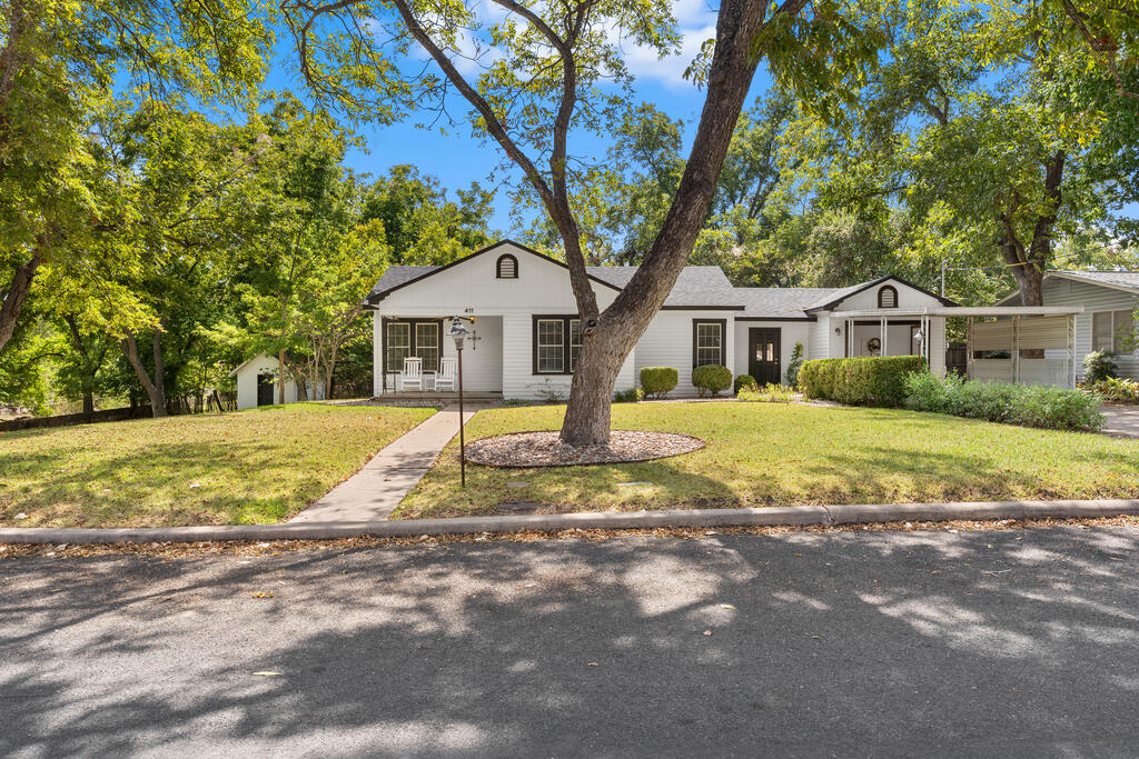 411 W Travis St, Fredericksburg Texas