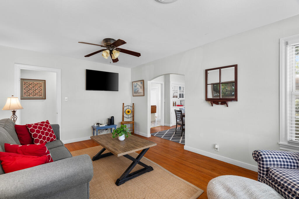 411 W Travis St, Fredericksburg TX home for sale - Savannah Sikes, Fredericksburg REALTOR - photo 11