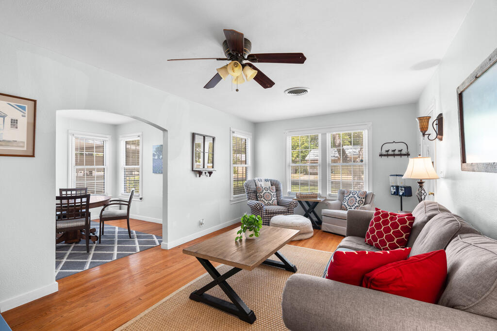 411 W Travis St, Fredericksburg TX home for sale - Savannah Sikes, Fredericksburg REALTOR - photo 12