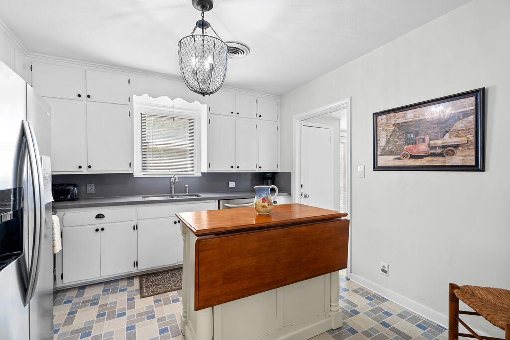 411 W Travis St, Fredericksburg TX home for sale - Savannah Sikes, Fredericksburg REALTOR - photo 15