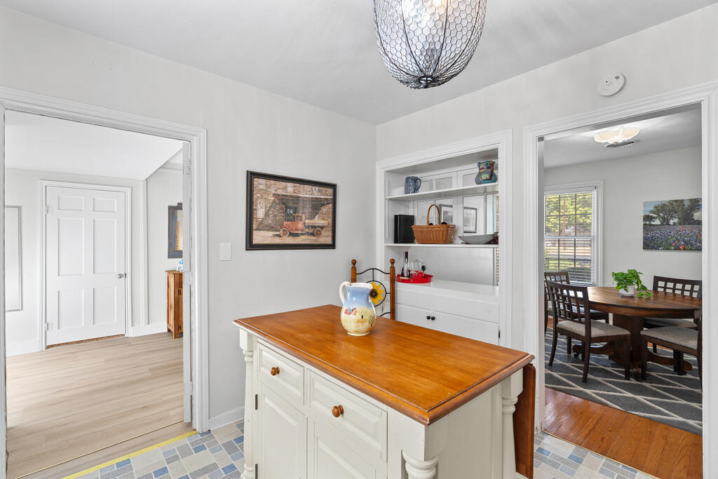 411 W Travis St, Fredericksburg TX home for sale - Savannah Sikes, Fredericksburg REALTOR - photo 16