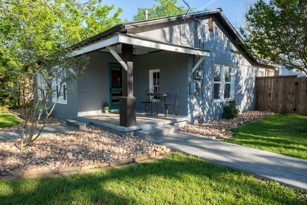 Sold by Savannah Sikes: 701 Franklin, Fredericksburg TX