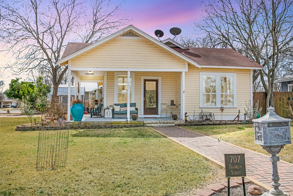 Sold by Savannah Sikes: 707 Franklin, Fredericksburg TX